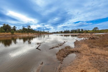 Avustralya 'nın NSW eyaletinin Hawkesbury bölgesinde meydana gelen büyük sel hasarının ardından Grose Nehri' nin Yarramundi Reserve 'den geçişi..