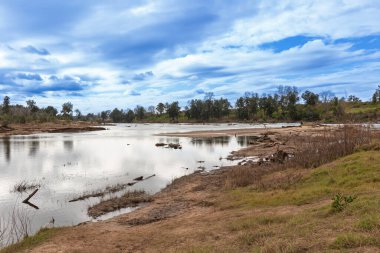 Avustralya 'nın NSW eyaletinin Hawkesbury bölgesinde meydana gelen büyük sel hasarının ardından Grose Nehri' nin Yarramundi Reserve 'den geçişi..