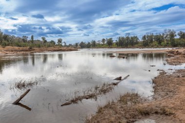 Avustralya 'nın NSW eyaletinin Hawkesbury bölgesinde meydana gelen büyük sel hasarının ardından Grose Nehri' nin Yarramundi Reserve 'den geçişi..