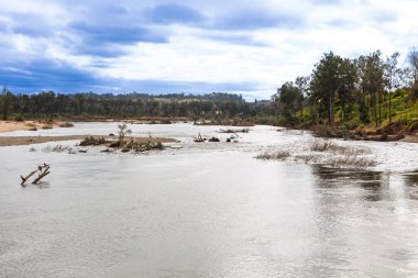 Avustralya, NSW 'nin Hawkesbury bölgesinde meydana gelen büyük sel hasarının ardından Nepean Nehri' nin Yarramundi Reserve 'den akışının fotoğrafı..