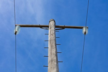 Eski tarz ahşap elektrik iletim hattı destek direğinin kablo bölümünün en iyi fotoğrafı. Genellikle Avustralya 'nın bölgesel bölgelerinde kullanılır..