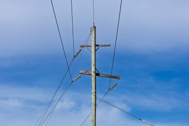 Eski tarz ahşap elektrik iletim hattı destek direğinin kablo bölümünün en iyi fotoğrafı. Genellikle Avustralya 'nın bölgesel bölgelerinde kullanılır..