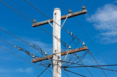 Eski tarz ahşap elektrik iletim hattı destek direğinin kablo bölümünün en iyi fotoğrafı. Genellikle Avustralya 'nın bölgesel bölgelerinde kullanılır..