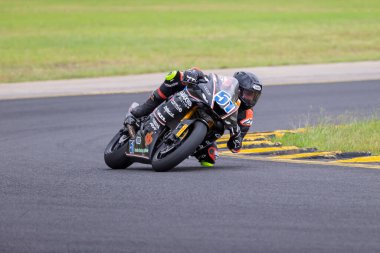 SYDNEY, NEW SOUTH WALES, AUSTRALIA - 28 Mart 2025: Sam Pezzetta, Sidney Motorsport Park, NSW, Avustralya 'daki Motosiklet Avustralya Süper Spor Serisi' nde uygulamalar sırasında Yamaha üzerinde.