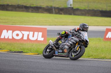 SYDNEY, NEW SOUTH WALES, AUSTRALIA - 28 Mart 2025: Sam Pezzetta, Sidney Motorsport Park, NSW, Avustralya 'daki Motosiklet Avustralya Süper Spor Serisi' nde uygulamalar sırasında Yamaha üzerinde.
