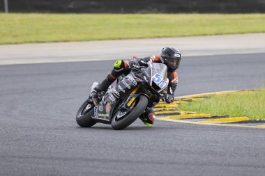 SYDNEY, NEW SOUTH WALES, AUSTRALIA - 28 Mart 2025: Sam Pezzetta, Sidney Motorsport Park, NSW, Avustralya 'daki Motosiklet Avustralya Süper Spor Serisi' nde uygulamalar sırasında Yamaha üzerinde.