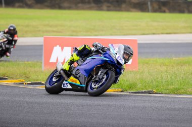 SYDNEY, NEW SOUTH WALES, AUSTRALIA - 28 Mart 2025: Avustralya 'nın NSW, Avustralya' daki Sydney Motorsport Park 'taki Motorsiklet Motorsikleti Supersport serisinde çalışırken Nassif Yamaha üzerinde olacak.