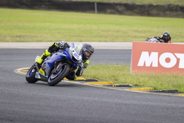 SYDNEY, NEW SOUTH WALES, AUSTRALIA - 28 Mart 2025: Avustralya 'nın NSW, Avustralya' daki Sydney Motorsport Park 'taki Motorsiklet Motorsikleti Supersport serisinde çalışırken Nassif Yamaha üzerinde olacak.
