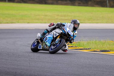 SYDNEY, NEW SOUTH WALES, AUSTRALIA - 28 Mart 2025: Archie McDonald Avustralya 'nın Sidney Motorsport Park, NSW, Avustralya' da Motorsiklet Motorsikleti Supersport serisinde çalışırken Yamaha üzerinde.