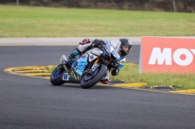 SYDNEY, NEW SOUTH WALES, AUSTRALIA - 28 Mart 2025: Archie McDonald Avustralya 'nın Sidney Motorsport Park, NSW, Avustralya' da Motorsiklet Motorsikleti Supersport serisinde çalışırken Yamaha üzerinde.