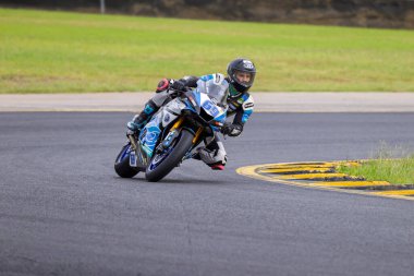 SYDNEY, NEW SOUTH WALES, AUSTRALIA - 28 Mart 2025: Archie McDonald Avustralya 'nın Sidney Motorsport Park, NSW, Avustralya' da Motorsiklet Motorsikleti Supersport serisinde çalışırken Yamaha üzerinde.