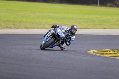 SYDNEY, NEW SOUTH WALES, AUSTRALIA - 28 Mart 2025: Archie McDonald Avustralya 'nın Sidney Motorsport Park, NSW, Avustralya' da Motorsiklet Motorsikleti Supersport serisinde çalışırken Yamaha üzerinde.