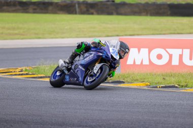 SYDNEY, NEW SOUTH WALES, AUSTRALIA - 28 Mart 2025: Ryder Gilbert, Sidney Motorsport Park, NSW, Avustralya 'da Motorsiklet Motorsiklet Sporları Serisi' nde çalışırken Yamaha 'da.