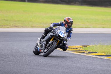 SYDNEY, NEW SOUTH WALES, AUSTRALIA - 28 Mart 2025: Brock Quinlan Sidney Motorsport Park, NSW, Avustralya 'daki Motosiklet Avustralya Süper Spor Serisi' nde uygulamalar sırasında Yamaha üzerine.
