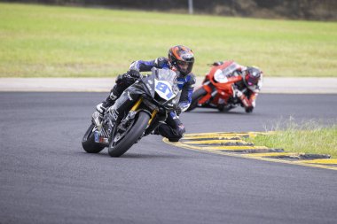 SYDNEY, NEW SOUTH WALES, AUSTRALIA - 28 Mart 2025: Brock Quinlan Sidney Motorsport Park, NSW, Avustralya 'daki Motosiklet Avustralya Süper Spor Serisi' nde uygulamalar sırasında Yamaha üzerine.