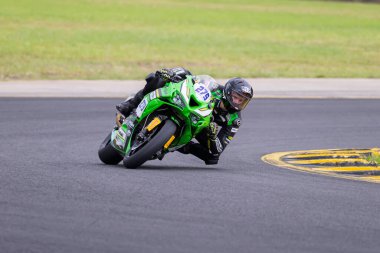 SYDNEY, NEW SOUTH WALES, AUSTRALIA - 28 Mart 2025: Hayden Nelson Avustralya 'nın Sidney Motorsport Park, NSW, Avustralya' da Motorsiklet Motorsikleti Supersport serisinde antrenman yaparken Kawasaki üzerinde.