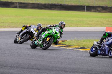 SYDNEY, NEW SOUTH WALES, AUSTRALIA - 28 Mart 2025: Hayden Nelson Avustralya 'nın Sidney Motorsport Park, NSW, Avustralya' da Motorsiklet Motorsikleti Supersport serisinde antrenman yaparken Kawasaki üzerinde.