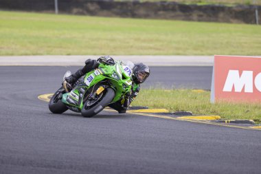 SYDNEY, NEW SOUTH WALES, AUSTRALIA - 28 Mart 2025: Hayden Nelson Avustralya 'nın Sidney Motorsport Park, NSW, Avustralya' da Motorsiklet Motorsikleti Supersport serisinde antrenman yaparken Kawasaki üzerinde.