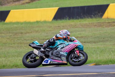 SYDNEY, NEW SOUTH WALES, AUSTRALIA - 29 Mart 2025: Simone Boldrini Sidney Motorsport Park, NSW, Avustralya 'daki Motosiklet Avustralya Süper Spor Serisi' nde uygulamalar sırasında Yamaha üzerinde.