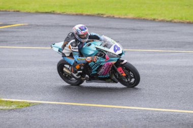 SYDNEY, NEW SOUTH WALES, AUSTRALIA - 29 Mart 2025: Simone Boldrini Sidney Motorsport Park, NSW, Avustralya 'daki Motosiklet Avustralya Süper Spor Serisi' nde uygulamalar sırasında Yamaha üzerinde.