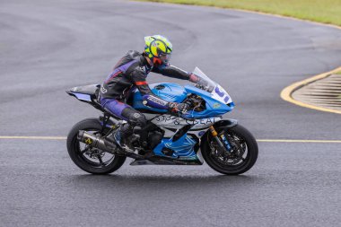 SYDNEY, NEW SOUTH WALES, AUSTRALIA - 29 Mart 2025: Glenn Nelson, Sidney Motorsport Park, NSW, Avustralya 'da Motosiklet Avustralya' da uygulaması sırasında Yamaha üzerinde.