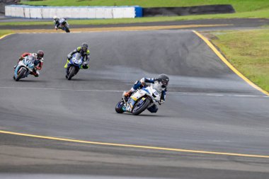 SYDNEY, NEW SOUTH WALES, AUSTRALIA - 29 Mart 2025: Josh Newman Avustralya 'nın Sidney Motorsport Park, NSW, Avustralya' da Motorsiklet Motorsiklet Sporları Supersport serisinde çalışırken Yamaha üzerinde.