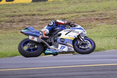 SYDNEY, NEW SOUTH WALES, AUSTRALIA - 29 Mart 2025: Josh Newman Avustralya 'nın Sidney Motorsport Park, NSW, Avustralya' da Motorsiklet Motorsiklet Sporları Supersport serisinde çalışırken Yamaha üzerinde.