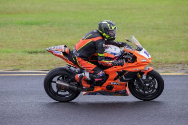 SYDNEY, NEW SOUTH WALES, AUSTRALIA - 29 Mart 2025: Liam Waters Avustralya 'nın Sidney Motorsport Park, NSW, Avustralya' daki Motorsiklet Motorsiklet Sporları Serisi 'nde çalışırken Yamaha üzerinde yürüdü.