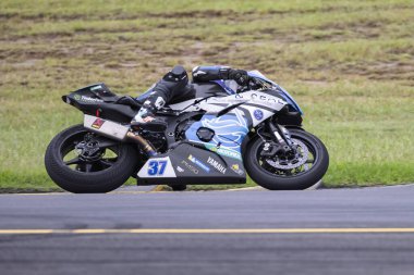 SYDNEY, NEW SOUTH WALES, AUSTRALIA - 29 Mart 2025: Jack Mahaffy, Sidney Motorsport Park, NSW, Avustralya 'daki Motosiklet Avustralya Süper Spor Serisi' nde uygulamalar sırasında Yamaha üzerinde.