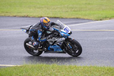 SYDNEY, NEW SOUTH WALES, AUSTRALIA - 29 Mart 2025: Jack Mahaffy, Sidney Motorsport Park, NSW, Avustralya 'daki Motosiklet Avustralya Süper Spor Serisi' nde uygulamalar sırasında Yamaha üzerinde.