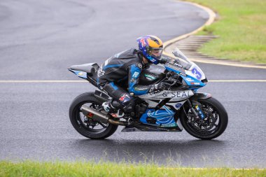 SYDNEY, NEW SOUTH WALES, AUSTRALIA - 29 Mart 2025: Jack Mahaffy, Sidney Motorsport Park, NSW, Avustralya 'daki Motosiklet Avustralya Süper Spor Serisi' nde uygulamalar sırasında Yamaha üzerinde.