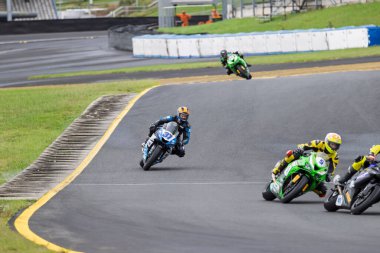 SYDNEY, NEW SOUTH WALES, AUSTRALIA - 29 Mart 2025: Jack Mahaffy, Sidney Motorsport Park, NSW, Avustralya 'daki Motosiklet Avustralya Süper Spor Serisi' nde uygulamalar sırasında Yamaha üzerinde.