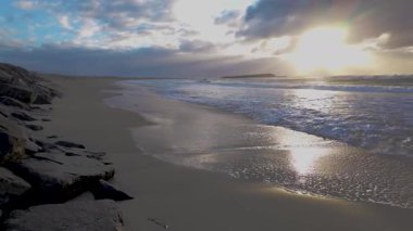 Pasifik Okyanusu 'ndan gelen dalgaların sesi duyulmayan görüntüler Avustralya' nın Yeni Güney Galler 'in güneyindeki Illawarra bölgesinde Warilla kasabası yakınlarındaki kayalık bir kıyı şeridine giriyor..