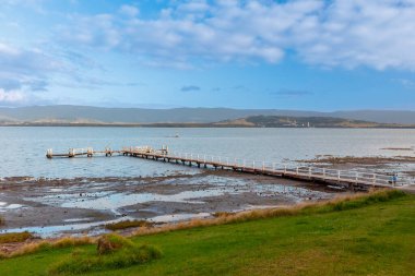 Illawarra Gölü 'nde eski bir ahşap iskelenin fotoğrafı. Avustralya' nın Yeni Güney Galler 'in güney kıyısında, Illawarra bölgesinde Warrigal yakınlarında..