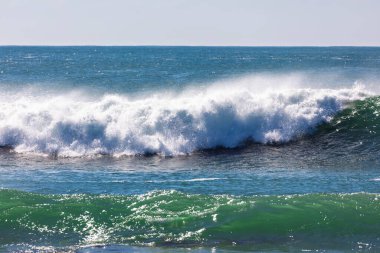Güney Pasifik Okyanusu 'ndan gelen dalgaların fotoğrafı Avustralya' nın Yeni Güney Galler 'in güney kıyısındaki Illawarra bölgesinde Shellharbour yakınlarında kıyıya çarpıyor..
