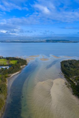 Illawarra Gölü 'nün Avustralya' nın Yeni Güney Galler 'in güney kıyısındaki Illawarra bölgesinin Kabuk Şehir Konseyi bölgesinde insansız hava aracı fotoğrafı..