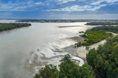 Illawarra Gölü 'nün Avustralya' nın Yeni Güney Galler 'in güney kıyısındaki Illawarra bölgesinin Kabuk Şehir Konseyi bölgesinde insansız hava aracı fotoğrafı..