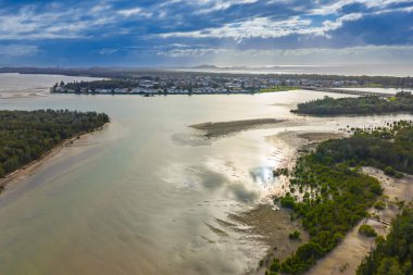 Illawarra Gölü 'nün Avustralya' nın Yeni Güney Galler 'in güney kıyısındaki Illawarra bölgesinin Kabuk Şehir Konseyi bölgesinde insansız hava aracı fotoğrafı..