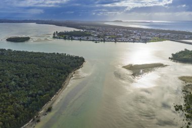 Illawarra Gölü 'nün Avustralya' nın Yeni Güney Galler 'in güney kıyısındaki Illawarra bölgesinin Kabuk Şehir Konseyi bölgesinde insansız hava aracı fotoğrafı..