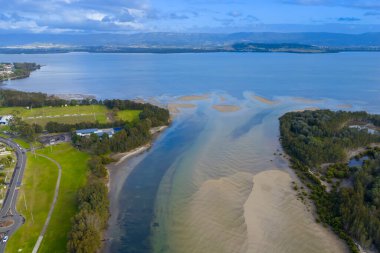 Illawarra Gölü 'nün Avustralya' nın Yeni Güney Galler 'in güney kıyısındaki Illawarra bölgesinin Kabuk Şehir Konseyi bölgesinde insansız hava aracı fotoğrafı..