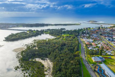 Illawarra Gölü 'nün Avustralya' nın Yeni Güney Galler 'in güney kıyısındaki Illawarra bölgesinin Kabuk Şehir Konseyi bölgesinde insansız hava aracı fotoğrafı..