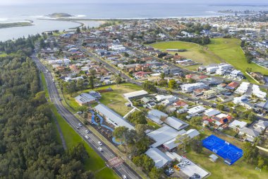 Illawarra Gölü Güney Devlet Okulu 'nun Avustralya' nın New South Wales bölgesindeki Illawarra Gölü yerleşim bölgesindeki insansız hava aracı fotoğrafı..