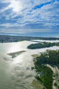 Illawarra Gölü 'nün Avustralya' nın Yeni Güney Galler 'in güney kıyısındaki Illawarra bölgesinin Kabuk Şehir Konseyi bölgesinde insansız hava aracı fotoğrafı..