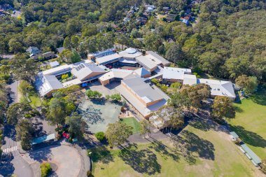 Winmalee Lisesi 'nin NSW, Avustralya' daki Mavi Dağlar 'daki Winmalee kasabasındaki insansız hava aracı fotoğrafı..