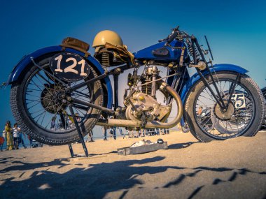 Ouistreham, Fransa Eylül 2021. Retro DOLLA motosikleti güneş altında Ouistreham Sahili 'nde duruyor..