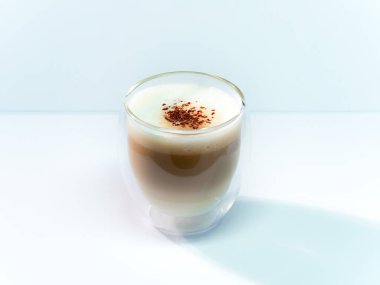 Beyaz arkaplanlı bir kapuçino kahvesinin üst görüntüsü.