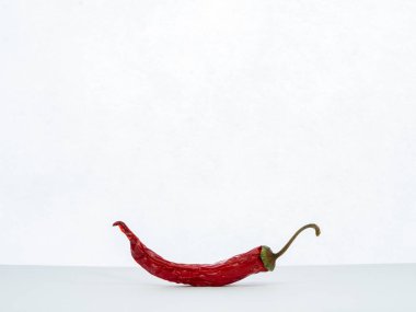 Kırmızı biber - eski buruşuk zaman aşımı, beyaz arkaplan