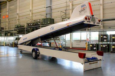 Bremen, Almanya 2013. Bremen 'de bir salonda planör taşımak için römork.