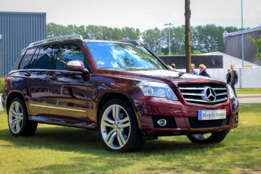 Bremen, Almanya 2013. Mercedes Benz GLK Bremen 'deki fabrikanın çimlerinde duruyor.