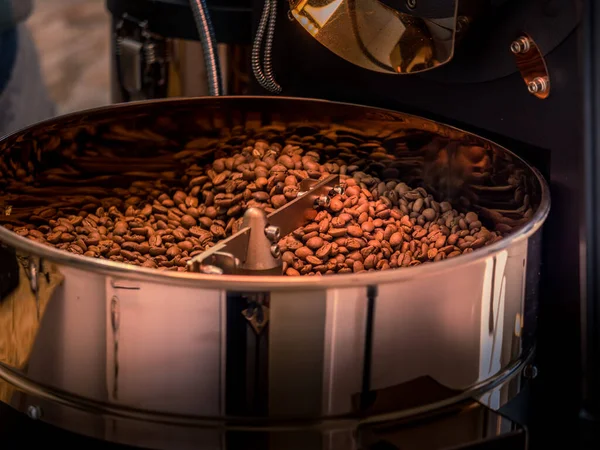 コーヒー焙煎 黄色の金属製のコーヒー焙煎機 — ストック写真
